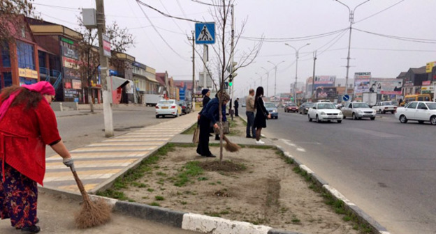 Субботник по очистке улиц Грозного. Апрель 2016 г. Фото Ибрагима Эстамирова http://www.grozny-inform.ru