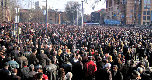 Несогласные с подсчётом голосов в ходе выборов президента Армении. Ереван, 1 марта 2008 г. Фото: Serouj https://ru.wikipedia.org/