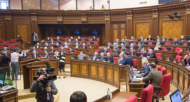Парламент Армении. Фото © Sputnik/ Asatur Yesayants
https://ru.armeniasputnik.am/politics/20170301/6560251/armyanskij-parlament-pochtil-pamyat-zhertv-1-marta.html