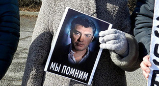 Участница митинга памяти Бориса Немцова держит его портрет. Волгоград, 29 февраля 2017 г. Фото Татьяны Филимоновой для "Кавказского узла" Участница митинга памяти Бориса Немцова держит его портрет. Волгоград, 29 февраля 2017 г. Фото Татьяны Филимоновой для "Кавказского узла"