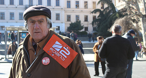 Участник митинга противников передачи "Рустави-2" ее бывшему владельцу Кибару Халваши после решения ВС. Фото Инны Кукуджановой 