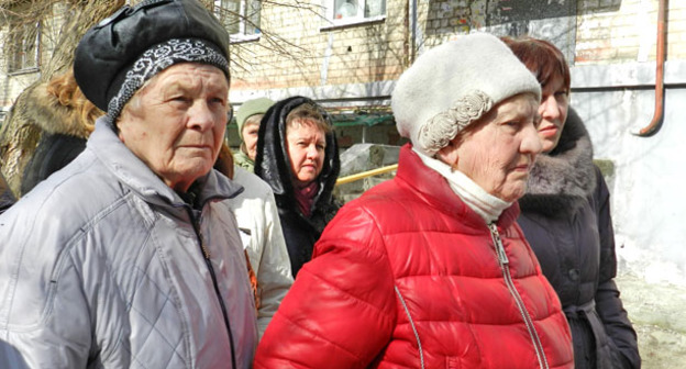 Сход жильцов дома по улице Казахская, 21 в Волгограде. 2 марта 2017 г. Фото Татьяны Филимоновой для "Кавказского узла"