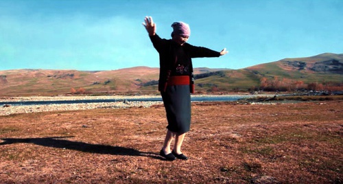 Представительница ногайского народа исполняет традиционный танец. Кадр из трейлера фильма "Камбак (Перекати-поле)" с YouTube-канала режиссера картины, Youtube.com/watch?v=SYpGX97une4