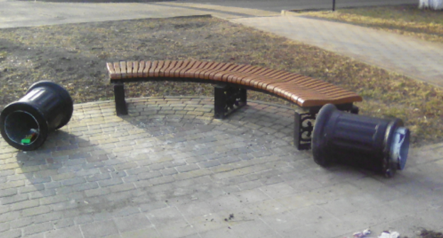Вандалы перевернули урны на аллее по улице Карла Маркса в Ейске, 3 марта 2017 г. Фото: http://adm-yeisk.ru/administraciya/informaciya/nnovosti/v-eyske-sovershen-akt-vandalizma