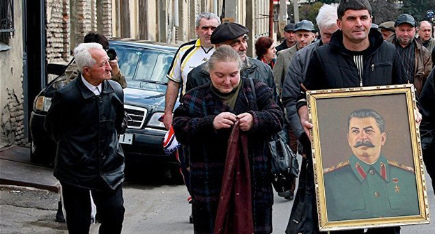 Акция в Гори  у дома-музея Сталина в центре города 5 марта 2017. © Sputnik/ Igor Astakhov

https://sputnik-georgia.ru/politics/20170305/235099193/Akcija-traur-po-Stalinu-proshla-v-Gori.html