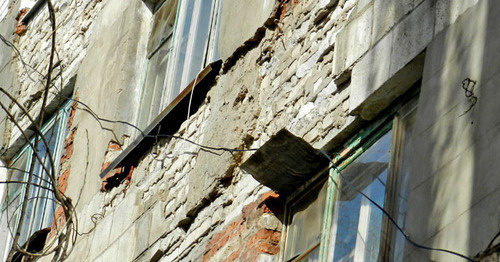 Разрушающаяся стена дома. Фото Татьяны Филимоновой для "Кавказского узла"