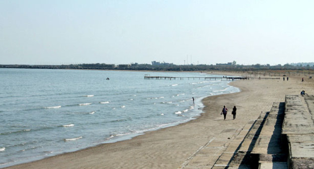 Пляж в Каспийске. Дагестан. Фото: Шамиль Шангереев http://odnoselchane.ru