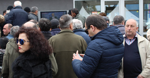 Участники акции протеста во дворе телекомпании "Рустави 2". Тбилиси, 3 марта 2017 г. Фото Инны Кукуджановой для "Кавказского узла"