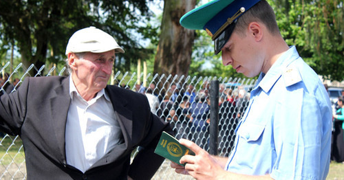 Пограничник проверяет абхазский паспорт жителя села Отобая. Фото Анжелы Кучуберии для "Кавказского узла"