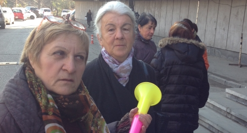 Участники акции перед зданием ОВГ шумели с помощью пластиковых рожков. Фото Галины Готуа для "Кавказского узла"