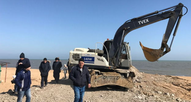 Жители Каспийска собрались на городском пляже для того, чтобы проконтролировать ход работ по уборке насыпи. 9 марта 2017 г. Фото Патимат Махмудовой для "Кавказского узла"