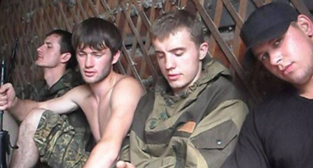 Банда "Приморские партизаны". Справа - брат Алексея Сладких, Александр Сладких. Кадр из видео пользователя http://www.kirovsky-dv.ru/ в www.youtube.com