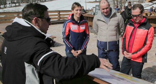 Медведеву рассказывают о прелестях "Архыза". Фото предоставлено "Кавказскому узлу" пресс-службой курорта
