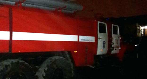 Автомобиль пожарной службы на месте происшествия Фото http://www.riadagestan.ru/news/disasters_and_catastrophes/mvd_dagestana_podtver_dilo_gibel_detey_pri_pozhare_v_gorode_kasp_iyske/