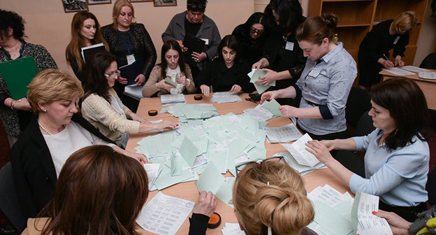 Подсчет голосов на выборах в Абхазии. © Sputnik / Томас Тхайцук
 http://sputnik-abkhazia.ru/Abkhazia/20170312/1020595939/gogiya-ob-itogax-vyborov-gde-budut-vtorye-tury-poka-nelzya-predpolozhit.html