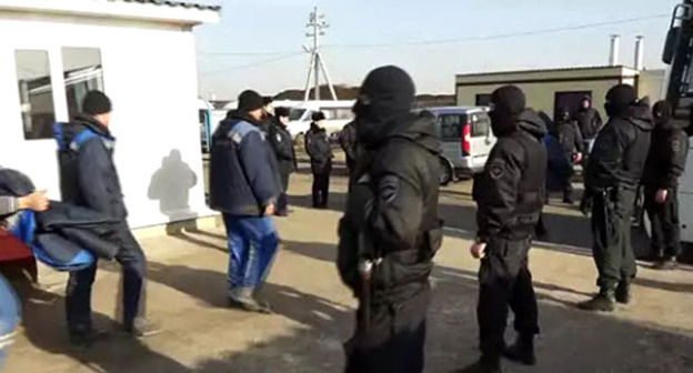 Силовики во время рейда на одной из стройплощадок в Ростове-на-Дону. 13 марта 2017 г. Кадр из видео пресс-службы УТ МВД РФ по СКФО