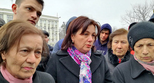 Родственники полицейских, задержанных в рамках расследования дела Цкаева во время акции. Владикавказ, 14 марта 2017 г. Фото Эммы Марзоевой для "Кавказского узла"
