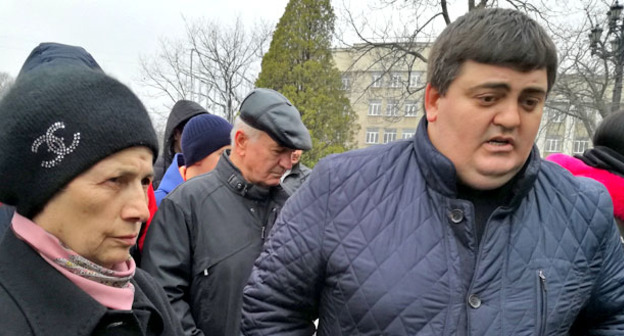 Родственники полицейских, задержанных по делу о смерти Владимира Цкаева во время акции. Владикавказ, 14 марта 2017 г. Фото Эммы Марзоевой для "Кавказского узла"