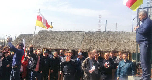 Эдуард Кокойты (справа) во время свеого выступления перед сторонниками. Цхинвал, 13 марта 2017 г. Фото Арсена Козаева для "Кавказского узла"