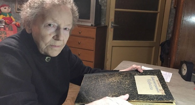 Галина Генко передает "Библиографию Кавказа" в дар МАЭ РАН. Фото: http://www.kunstkamera.ru/news_list/science/2017_03_06/