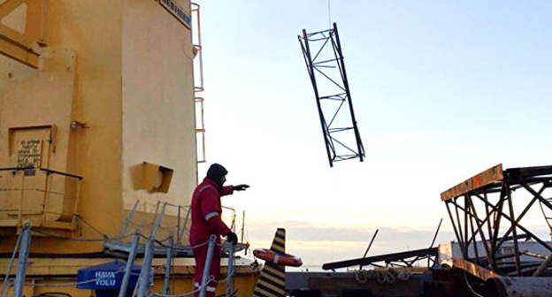 Поисково-спасательные работы на месте аварии эстакады нефтесборного пункта. Фото https://ru.sputnik.az