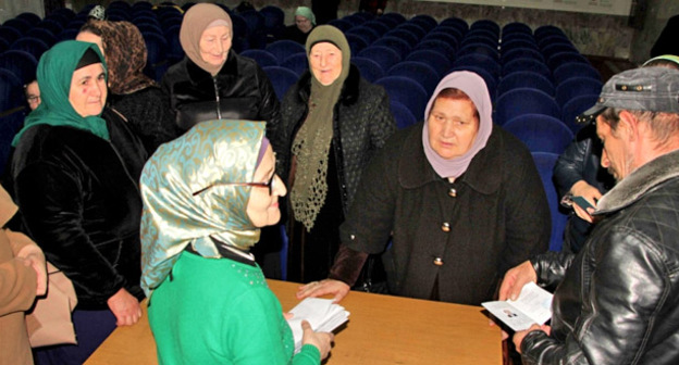 Родственники пропавших жителей Чечни получили генетические паспорта. Грозный, 14 марта 2017 г. Фото: Ибрагим Эстамиров/ИА "Грозный-информ"