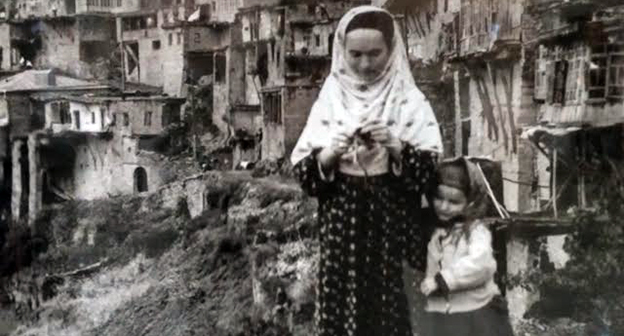 Фотография На выставке Манабы Магомедовой "За Рукоделием", село Кубачи. Фото  Ильяса Калиева для "Кавказского узла"