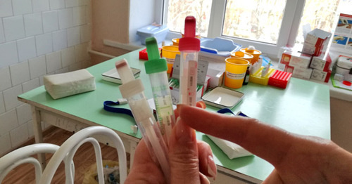 Сотрудник лабораторной службы показывает пробирки с анализами. Фото Эммы Марзоевой для "Кавказского узла"