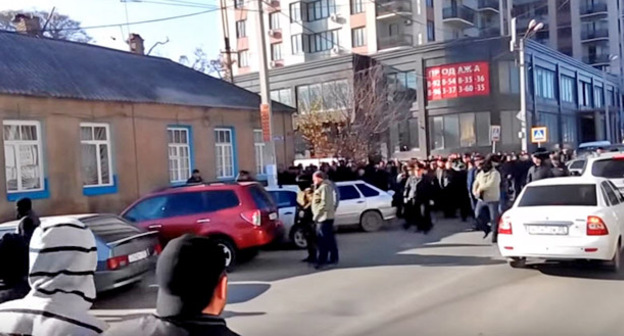 Улица Котрова в Махачкале после пятничной молитвы. Кадр из видео пользователя Абдулнасир Джамалудинов https://www.youtube.com/watch?v=7TI2BRYJnlI