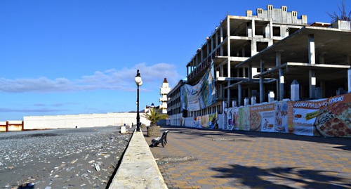Стена и забор, отделяющие городской пляж от резиденции "Ривьера 6". 17 марта 2017 года. Фото Светланы Кравченко для "Кавказского узла"