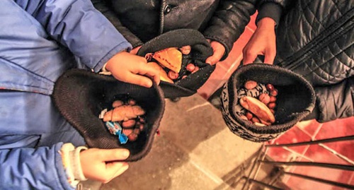 Дети держат в руках шапки для получения подарков на Новруз-байрам. Фото Азиза Каримова для "Кавказского узла"