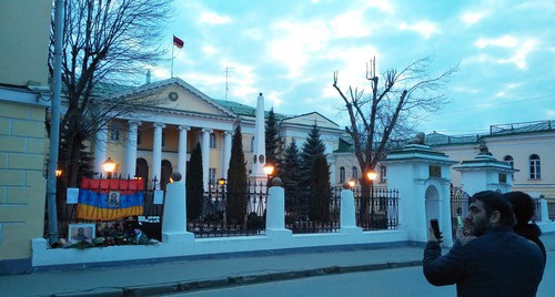 Неформальный мемориал памяти Артура Саргсяна на воротах армянского посольства в Москве пользуется популярностью. 18 марта 2017 года. Фото Григория Шведова для "Кавказского узла"