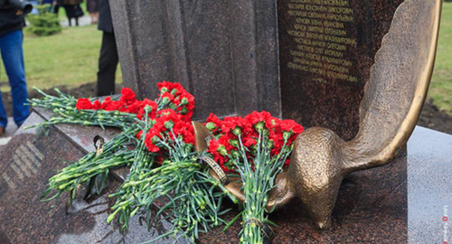 Мемориал жертвам крушения Boeing 737-800 авиакомпании FlyDubai. Фото Дениса Демкова  http://www.donnews.ru/V--Rostove-otkryli-memorial-zhertvam-krusheniya-Boeing-737-800-aviakompanii-FlyDubai_28889