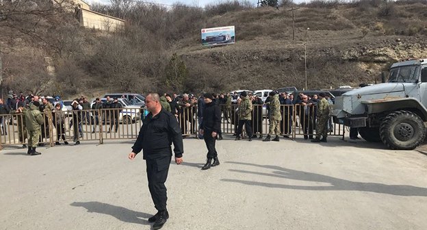 Сотрудники МВД около здания ВС Осетии. Фото © Sputnik / Нарек Ордян
http://sputnik-ossetia.ru/South_Ossetia/20170313/3832260.html