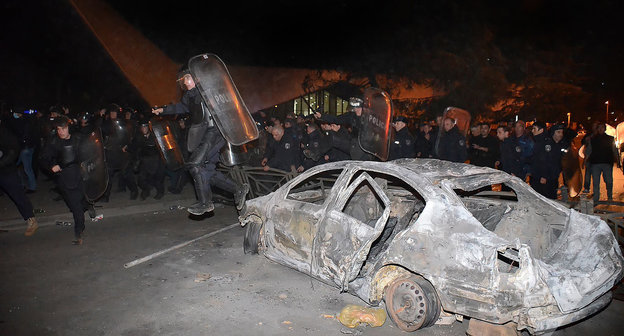 Полиция наводит порядок на улицах Батуми после начала погромов участниками стихийной акции протеста. Фото Seyran Baroyan
https://sputnik-georgia.ru/incidents/20170312/235171472/Besporjadki-v-Batumi-gorod-vozvrashhaetsja-k-normalnoj-zhizni.html