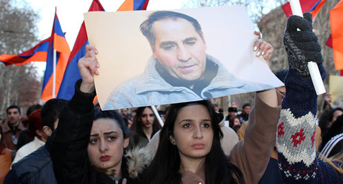 Шествие протестующих после смерти активиста Артура Саргсяна жителей Еревана. 16 марта 2017 г. Фото
Тиграна Петросяна для "Кавказского узла" Шествие протестующих после смерти активиста Артура Саргсяна жителей Еревана. 16 марта 2017 г. Фото
Тиграна Петросяна для "Кавказского узла"