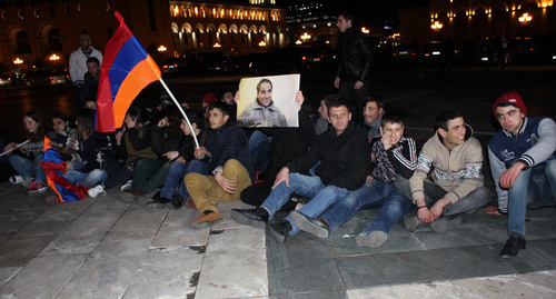 Около 20 участников шествия с требованием похоронить активиста Артура Саргсяна на военном кладбище Еревана остались на площади Свободы. Фото Тиграна Петросяна для "Кавказского узла"