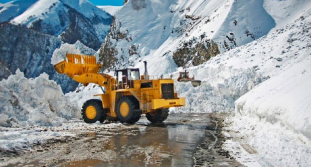 Расчистка дороги в горах. Фото http://sv.ossetia.ru/news/society/lavinnaya_opasnost_v_gorakh_osetii_sokhranitsya_do.html