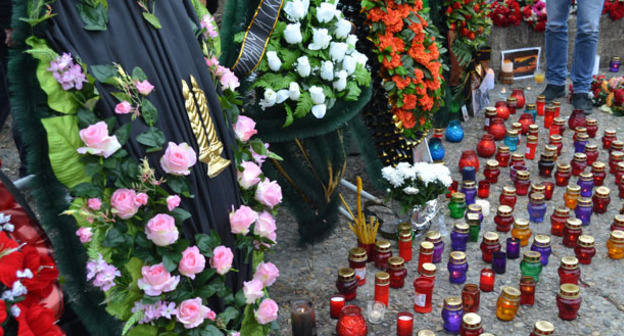 Сотни свечей у кромки морского мола в память о разбившимся под Сочи Ту-154, декабрь 2016. Фото Светланы Кравченко для "Кавказского узла"