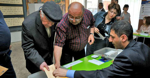 На одном из избирательном участке Армении. Фото: Karen Minasyan (RFE/RL) 
