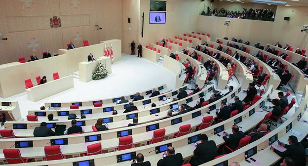 Парламент Грузиию Фото © facebook.com/Margvelashvili.
 https://sputnik-georgia.ru/politics/20170322/235294445/Parlament-Gruzii-preodolel-veto-prezidenta-na-pravila-tajnoj-slezhki.html 