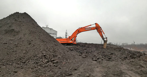 Работы на территории "Электроцинка". Владикавказ, 23 марта 2017 г. Фото Эммы Марзоевой для "Кавказского узла" Работы на территории "Электроцинка". Владикавказ, 23 марта 2017 г. Фото Эммы Марзоевой для "Кавказского узла"