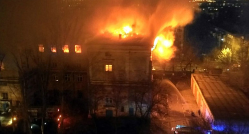 Пожар в четырехэтажном здании бывшего учебно-технического центра для старшеклассников в Красноармейском районе Волгограда. Фото http://bloknot-volgograd.ru/news/5-chasov-pozharnye-borolis-s-ognem-v-byvshem-detsk-827890