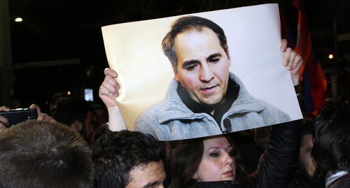 Участница акции протеста с фотографией Артура Саргсяна. Фото Тиграна Петросяна для "Кавказского узла"