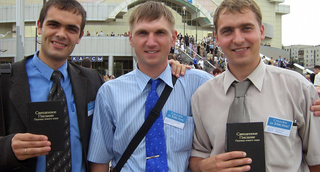 Члены  организации «Свидетели Иеговы». Фото http://www.kremlinrus.ru/news/165/64741/