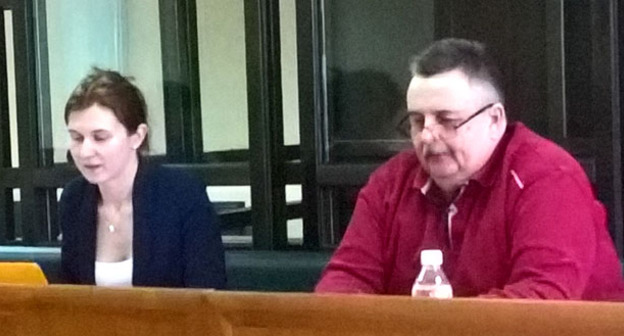 Адвокат Надежда Ермолаева и подсудимый Александр Долженко. Фото Аслана Николаева для "Кавказского узла"