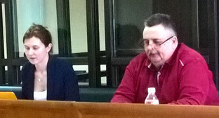 Адвокат Надежда Ермолаева и подсудимый Александр Долженко. Фото Аслана Николаева для "Кавказского узла"