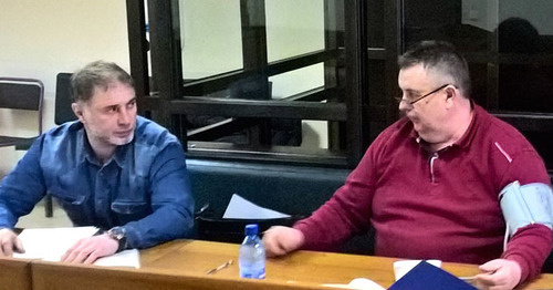 Адвокат Таулан Эбзеев и подсудимый Александр Долженко (справа) в зале суда. Фото Аслана Николаева для "Кавказского узла"