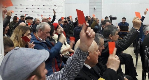 Участники съезда голосуют за принятие резолюции. Черкесск, 25 марта 2017 года. Фото Аси Капаевой для "Кавказского узла",