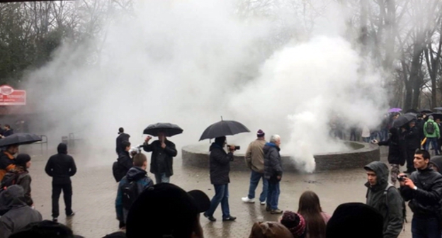 В центре Краснодара, где массово задерживают сторонников Навального, применены дымовые шашки. 26 марта 2017 года. Фото очевидца, предоставленное "Кавказскому узлу" краснодарским штабом Навального. 